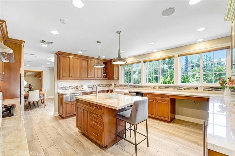 5062 Avenida Hacienda