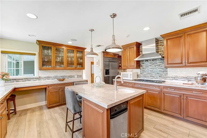 5062 Avenida Hacienda