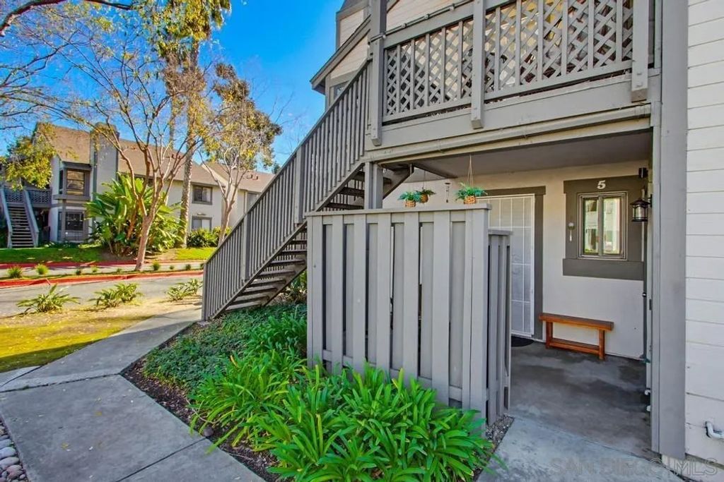 Photo of 1953 Wellington Lane #5, Vista, CA 92081 (MLS # 260001329)