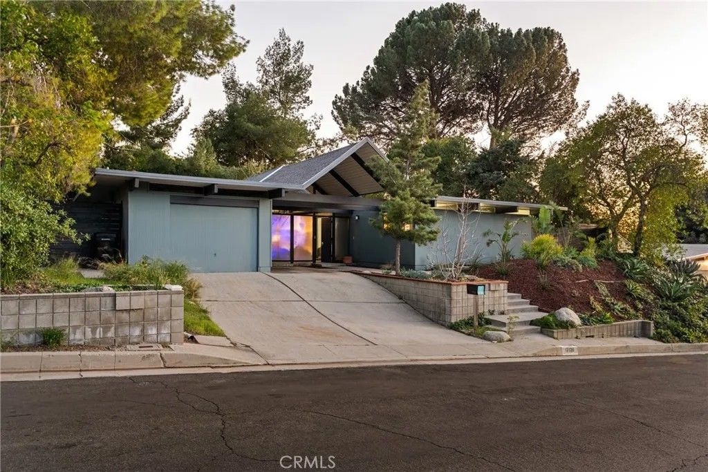 Photo of 17136 Nanette, Granada Hills, CA 91344 (MLS # SR26078577)