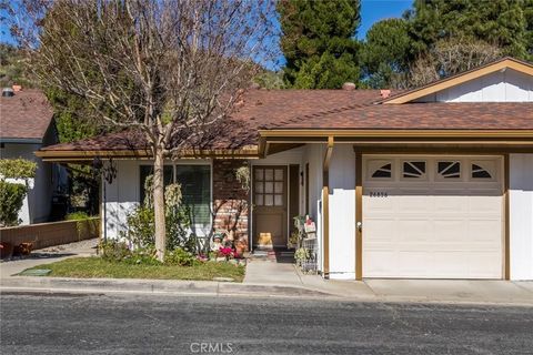 Photo of 26856 Oak Branch Circle, Newhall, CA 91321 (MLS # SR26020998)
