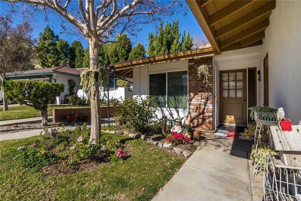 Photo of 26856 Oak Branch Circle, Newhall, CA 91321 (MLS # SR26020998)