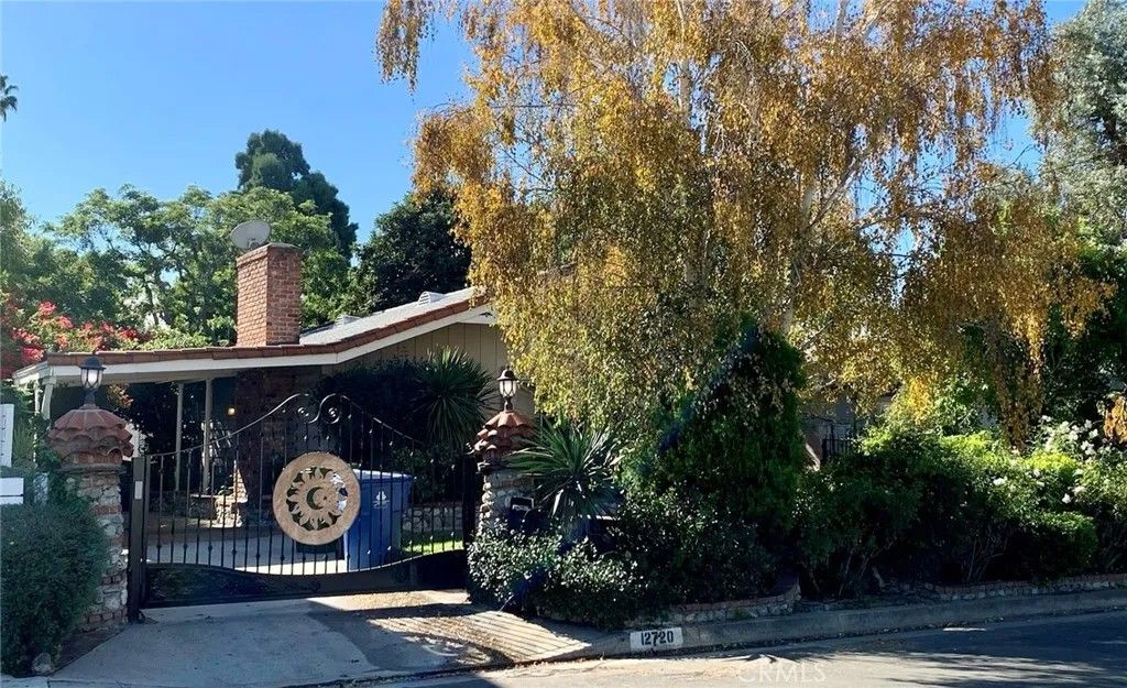 Photo of 12720 Sarah St, Studio City, CA 91604 (MLS # SR26072576)