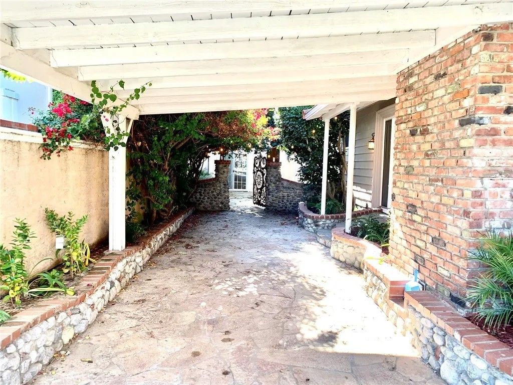 Photo of 12720 Sarah St, Studio City, CA 91604 (MLS # SR26072576)