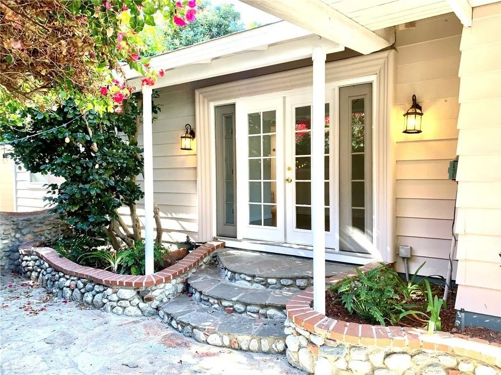 Photo of 12720 Sarah St, Studio City, CA 91604 (MLS # SR26072576)