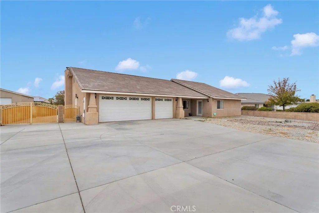 Photo of 13934 Okesa Rd, Apple Valley, CA 92307 (MLS # CV25268051)