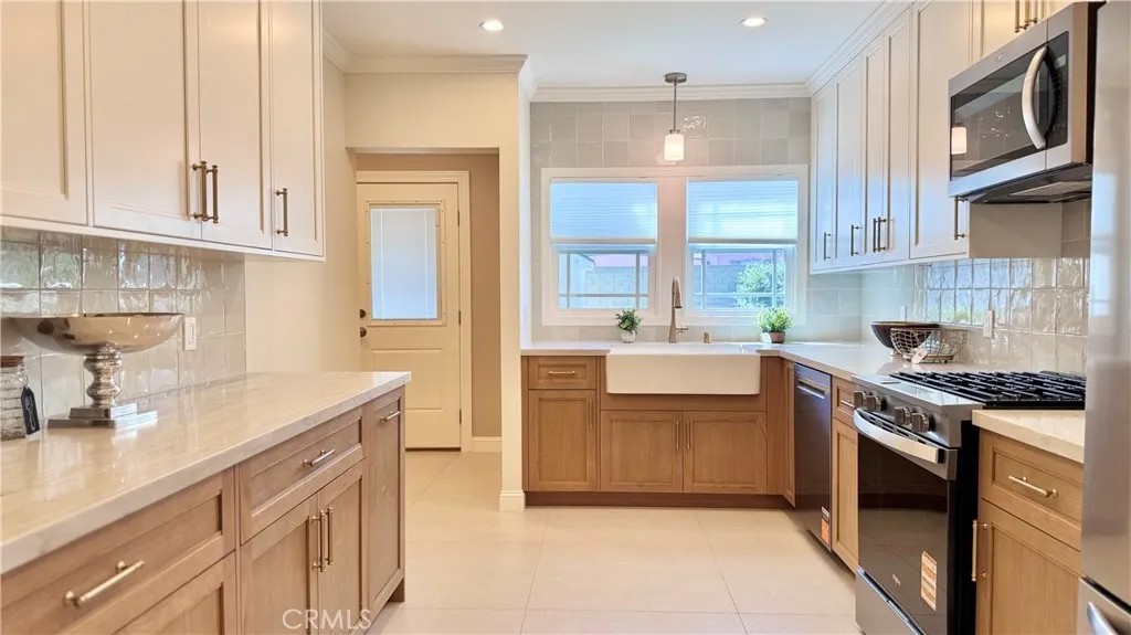 2413 S Victoria