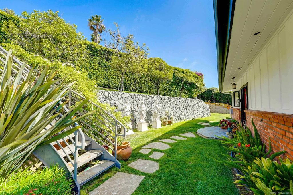 Photo of 6435 El Camino Del Teatro, La Jolla, CA 92037 (MLS # 260007139)