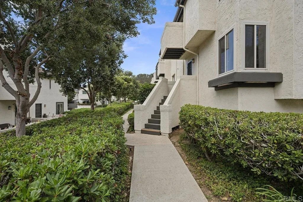 1235 River Glen Row 79