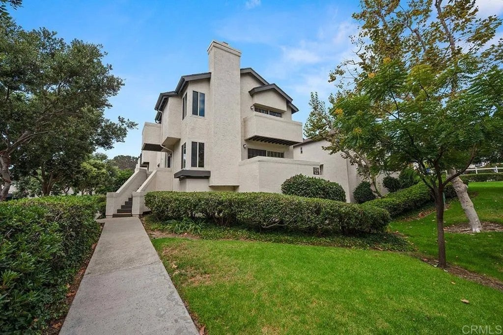 1235 River Glen Row 79