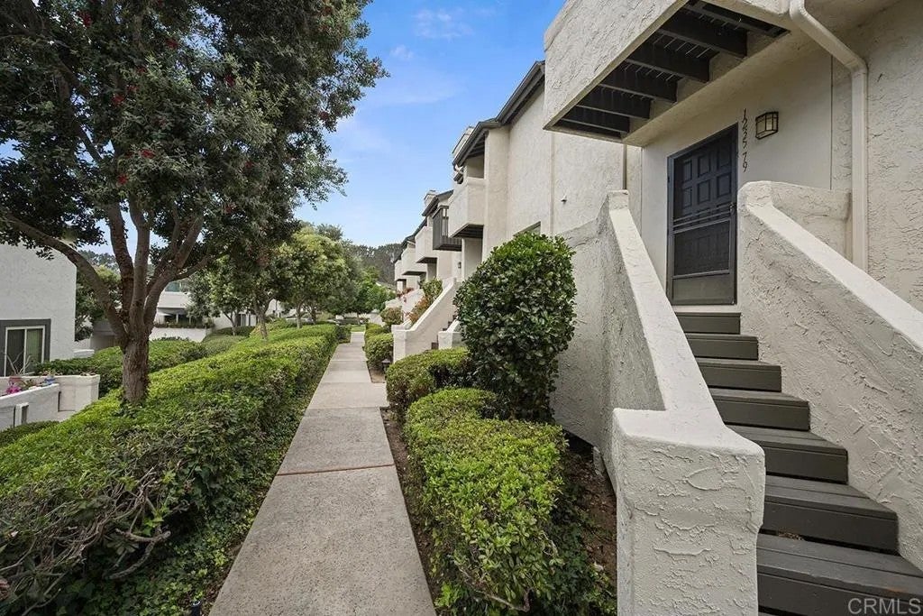 1235 River Glen Row 79