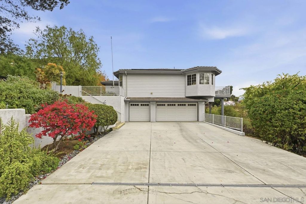 Photo of 3132 Don Rolando, Escondido, CA 92025 (MLS # 250044308)