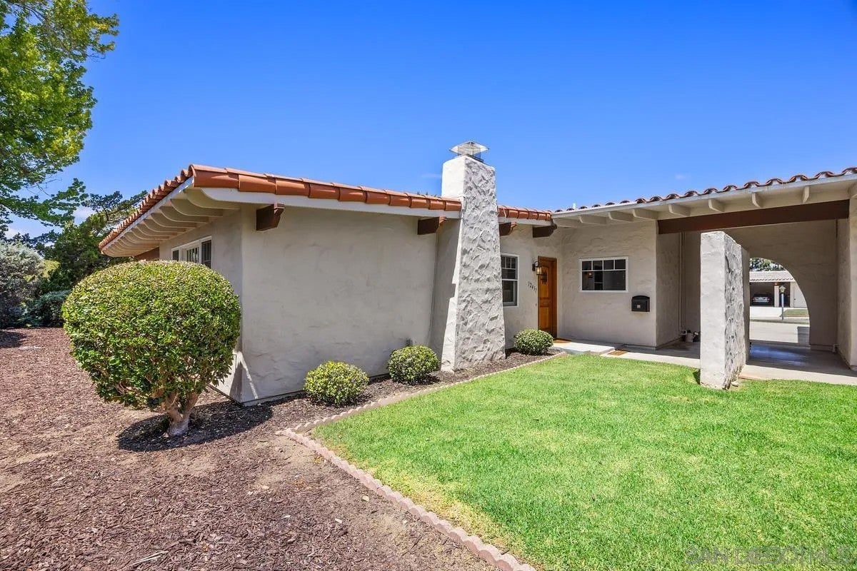 12437 Meandro Rd