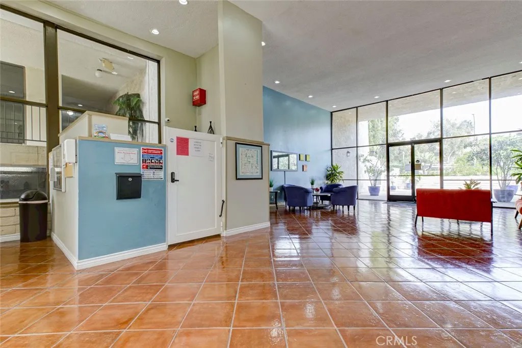 1401 Valley View 206