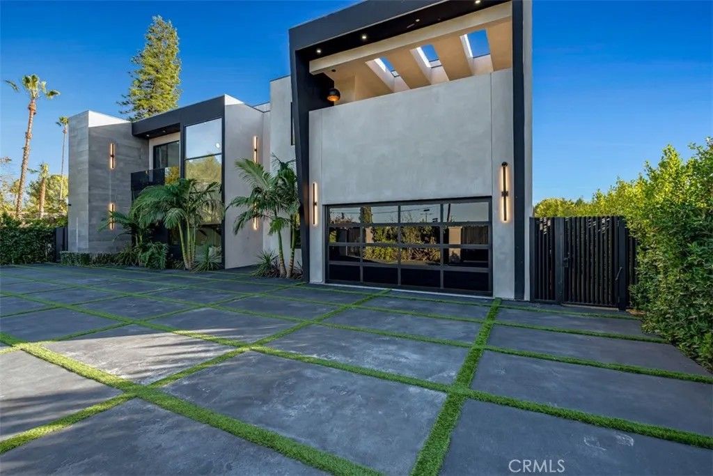 Photo of 13016 Chandler Blvd, Sherman Oaks, CA 91401 (MLS # SR25271940)