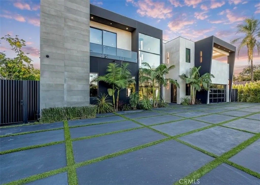 Photo of 13016 Chandler Blvd, Sherman Oaks, CA 91401 (MLS # SR25271940)