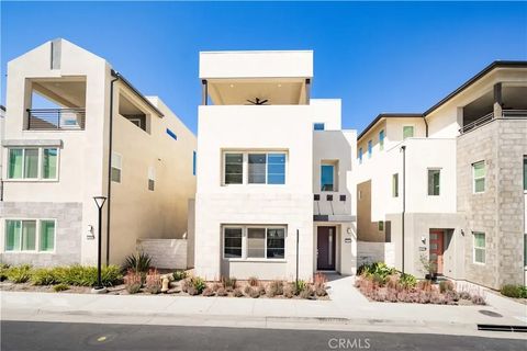 Photo of 27516 Golden Currant Place, Valencia, CA 91381 (MLS # SR26058696)
