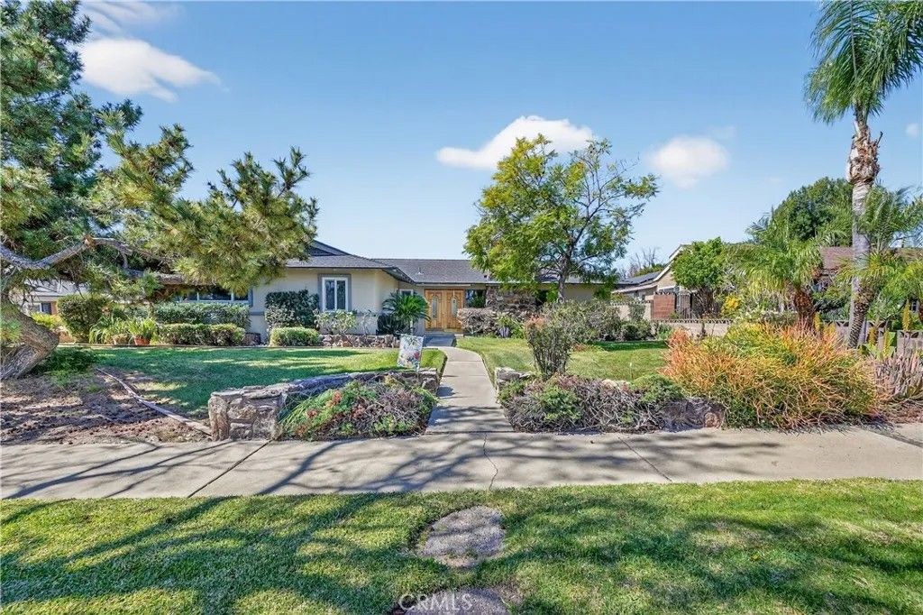 Photo of 1377 N Shelley Avenue, Upland, CA 91786 (MLS # CV26055716)