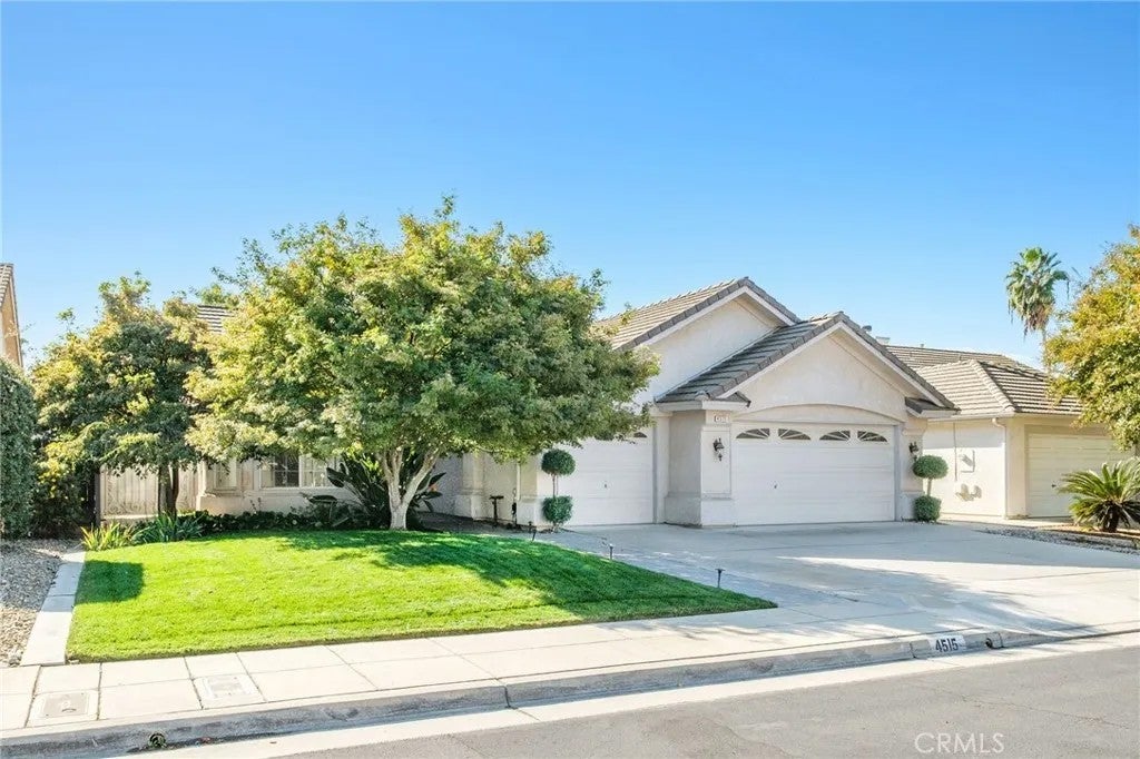 Photo of 4515 W Oswego AVE, Fresno, CA 93722 (MLS # FR26234529)
