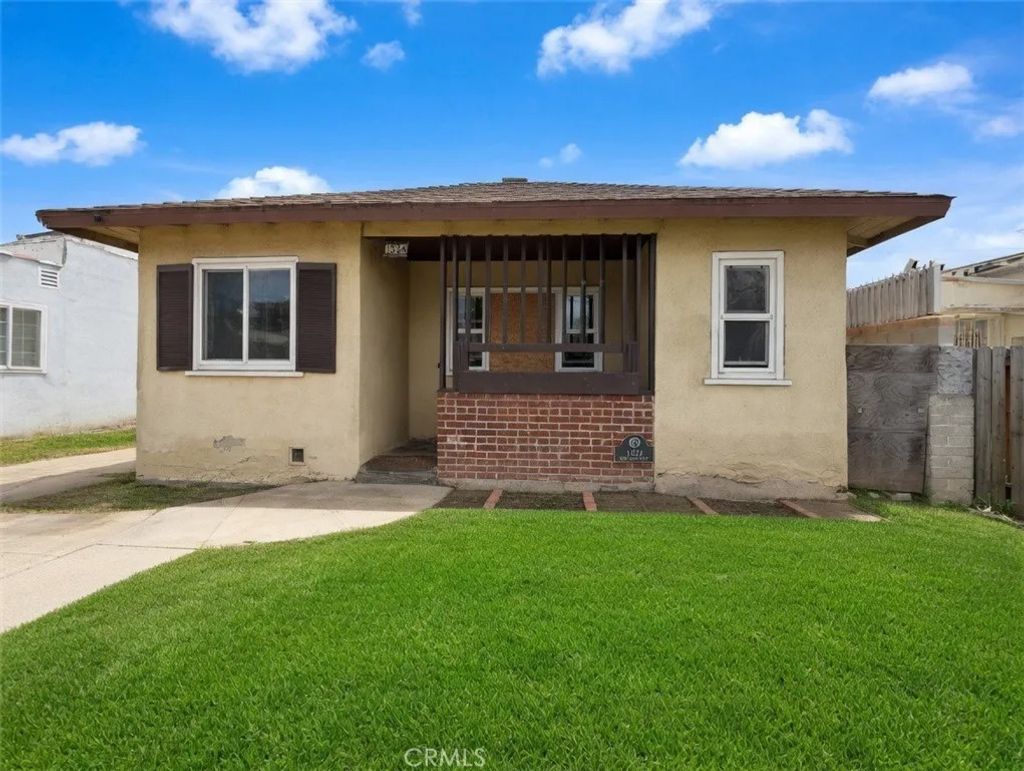 Photo of 1324 W 101st St, Los Angeles, CA 90044 (MLS # CV26078773)
