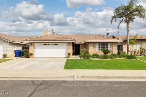 Photo of 3212 Chuckwagon Street, Bakersfield, CA 93312 (MLS # V1-34975)