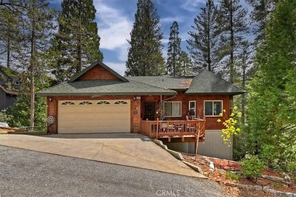 Photo of 160 Birchwood Dr, Lake Arrowhead, CA 92352 (MLS # IG26078055)