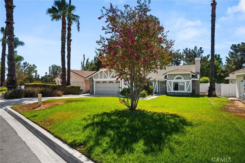 7266 Linares Ave