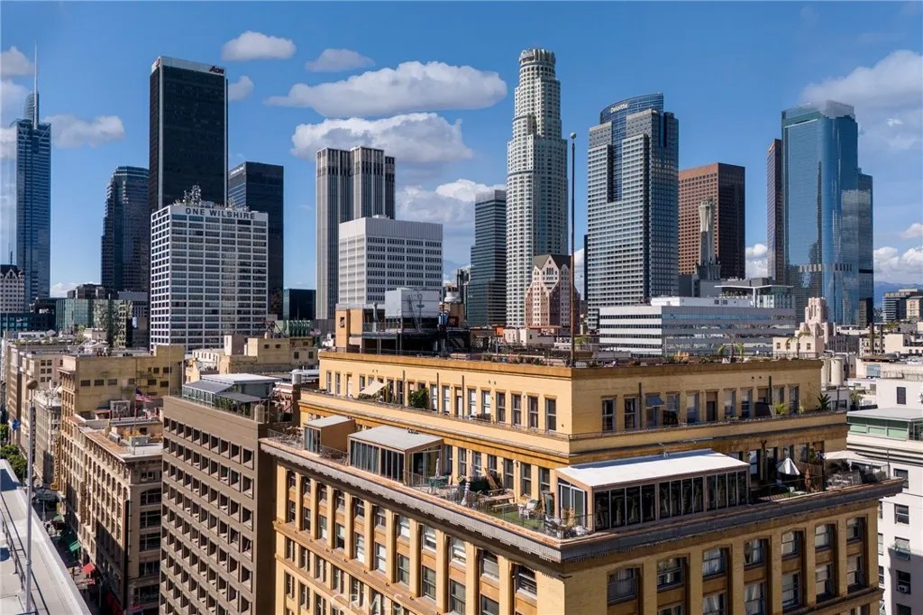 215 W 7th 1307