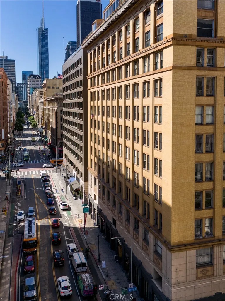 215 W 7th 1307