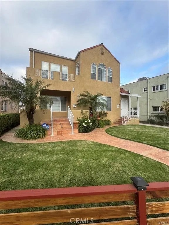 Photo of 1046 S Citrus Avenue, Los Angeles, CA 90019 (MLS # CV26136698)