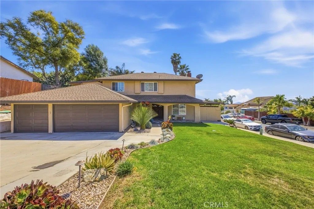 Photo of 815 Sheridan Ave, Escondido, CA 92026 (MLS # SW26128152)