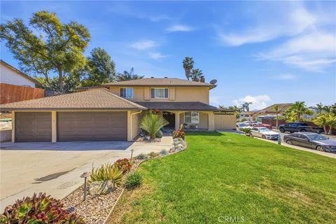 Photo of 815 Sheridan Ave, Escondido, CA 92026 (MLS # SW26128152)