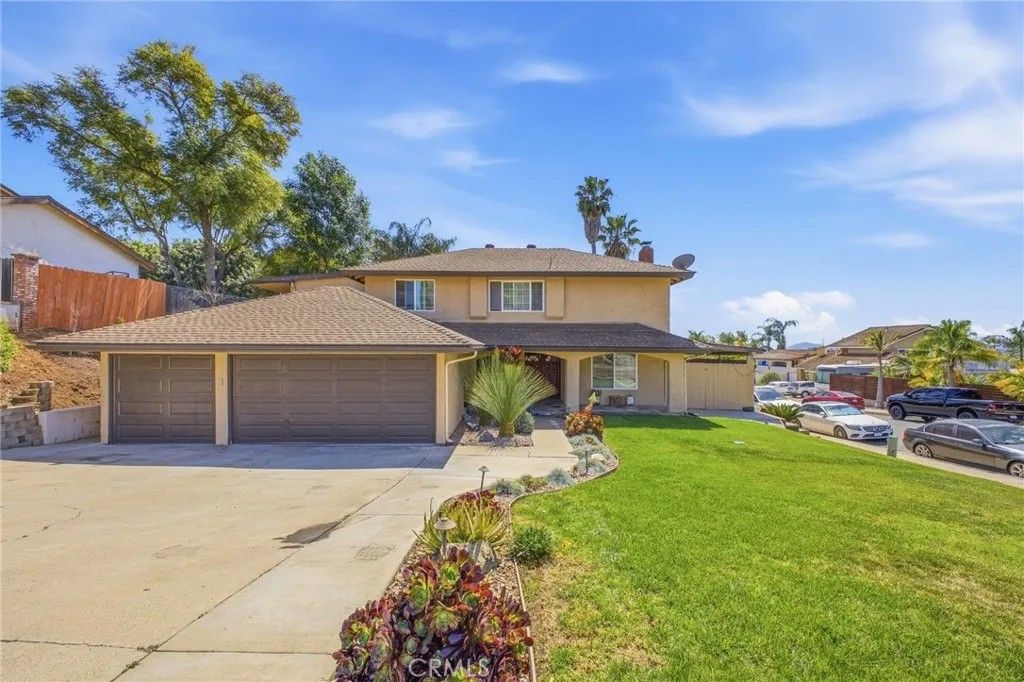 Photo of 815 Sheridan Ave, Escondido, CA 92026 (MLS # SW26128152)