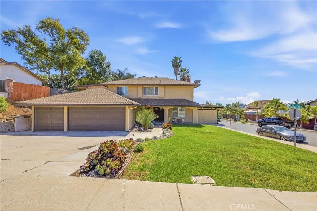 Photo of 815 Sheridan Ave, Escondido, CA 92026 (MLS # SW26128152)
