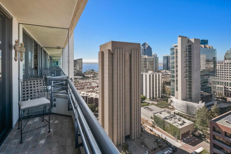 700 Front St 1706