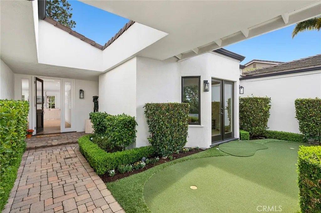 Photo of 1 Rue Fontainbleau, Newport Beach, CA 92660 (MLS # NP25276136)