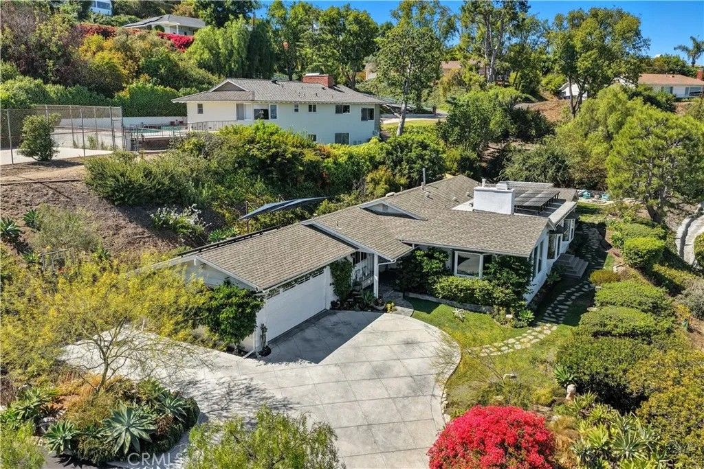 Photo of 27304 Eastvale Rd, Palos Verdes Peninsula, CA 90274 (MLS # PV26089602)