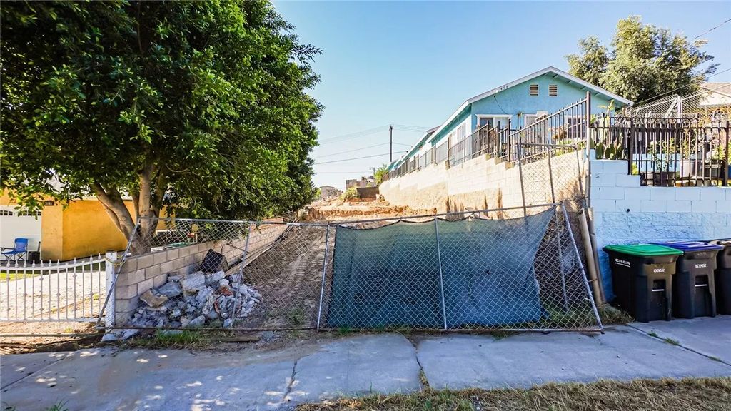 Photo of 454 K St, Colton, CA 92324 (MLS # DW26058500)