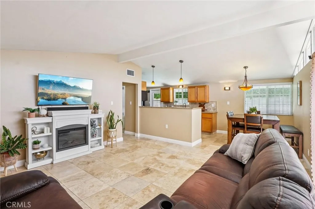 1054 N Hermosa