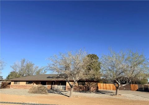 Photo of 14154 Hopi Rd, Apple Valley, CA 92307 (MLS # HD26059593)