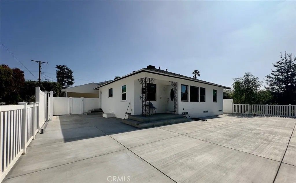 Photo of 7454 Gaviota, Van Nuys, CA 91406 (MLS # SR25248788)