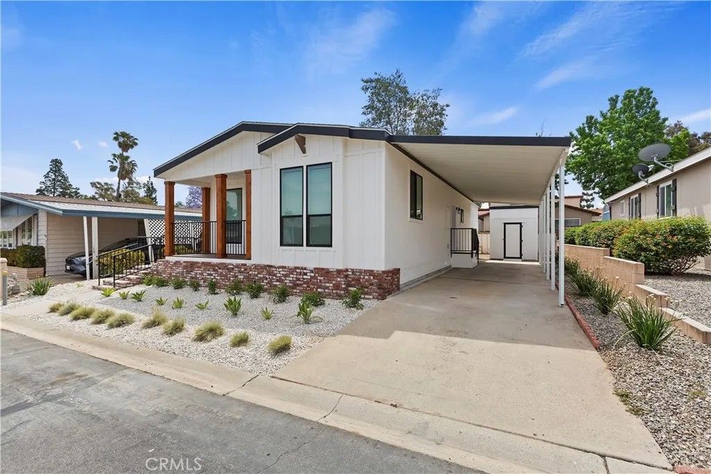Photo of 991 Norwich Way, Corona, CA 92882 (MLS # IG25112289)