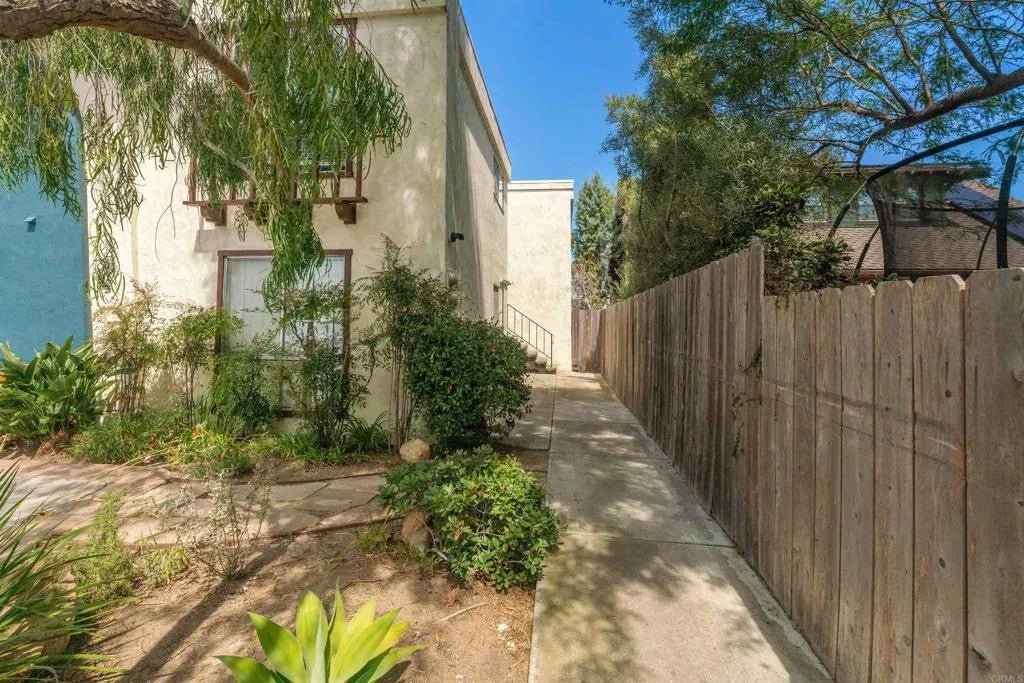 2520 collier Avenue