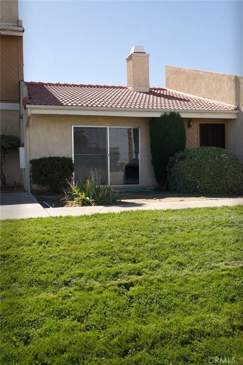 Photo of 16465 Green Tree Blvd, Victorville, CA 92395 (MLS # WS25248368) Photo of 16465 Green Tree Blvd, Victorville, CA 92395 (MLS # WS25248368)