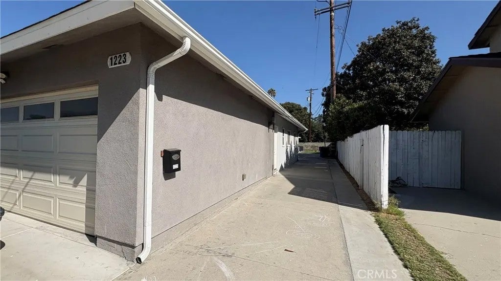 1221-1223 Magnis Street