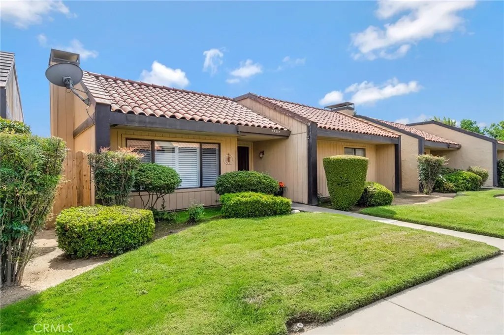 1751 W Santa Ana