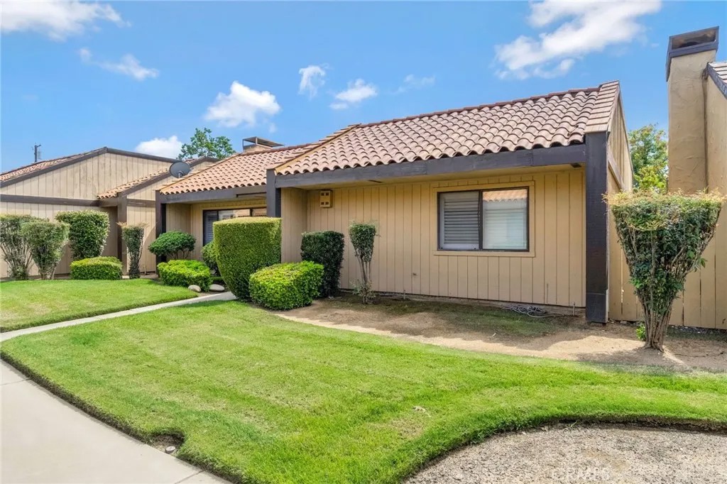 1751 W Santa Ana