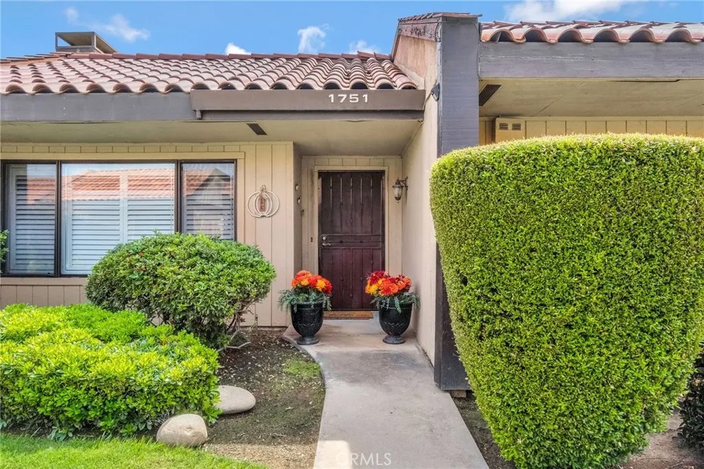 1751 W Santa Ana