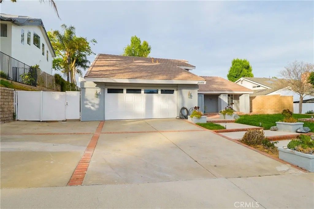 Photo of 25426 Avenida Escalera, Valencia, CA 91355 (MLS # SR26052352)