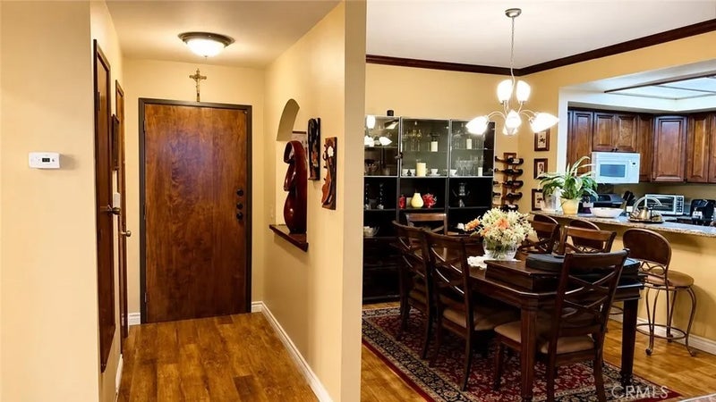 5534 Encino 204
